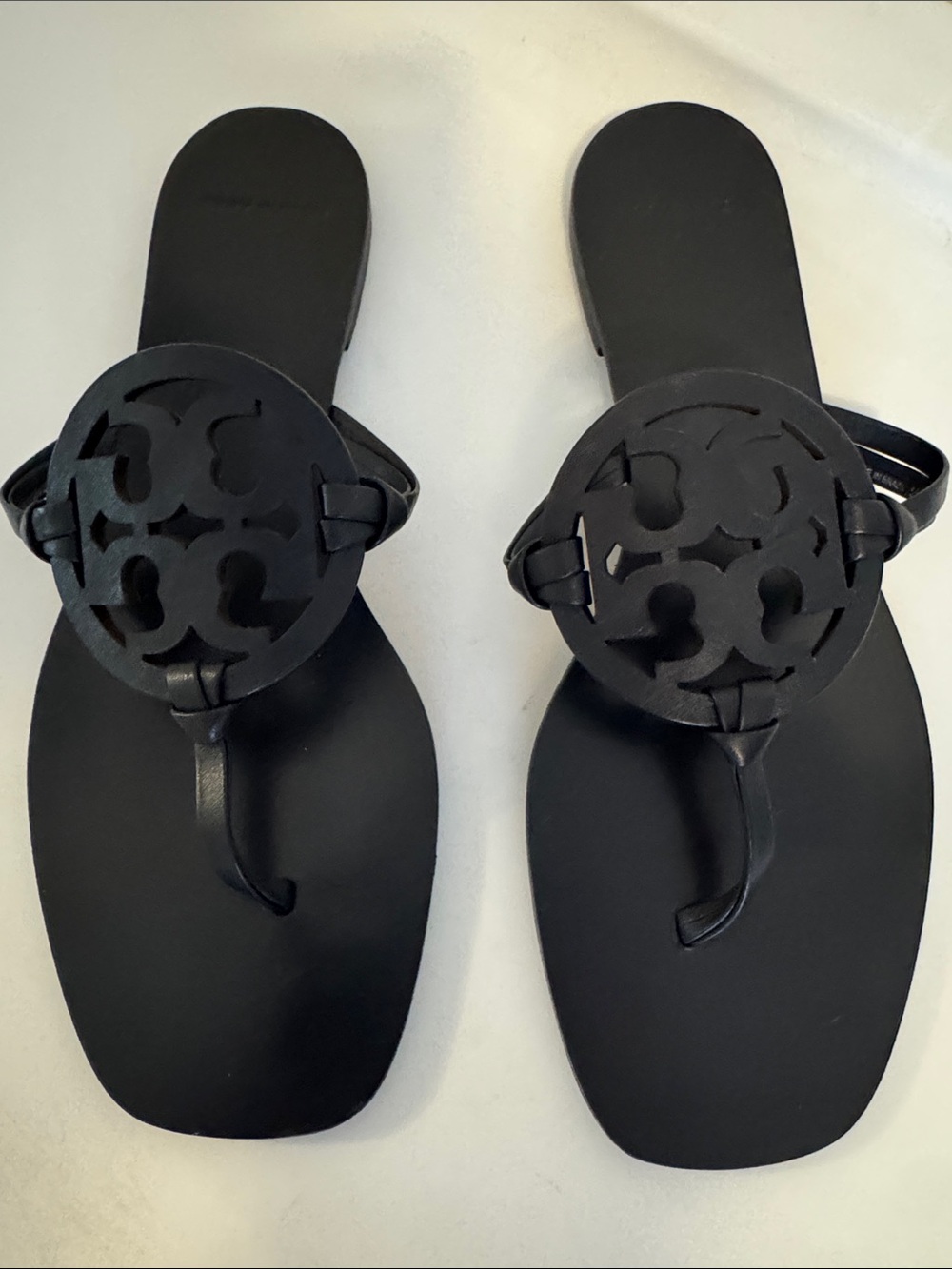 Like New Tory Burch Dark Navy Women's Leather Cutout Medallion Thong Sandals